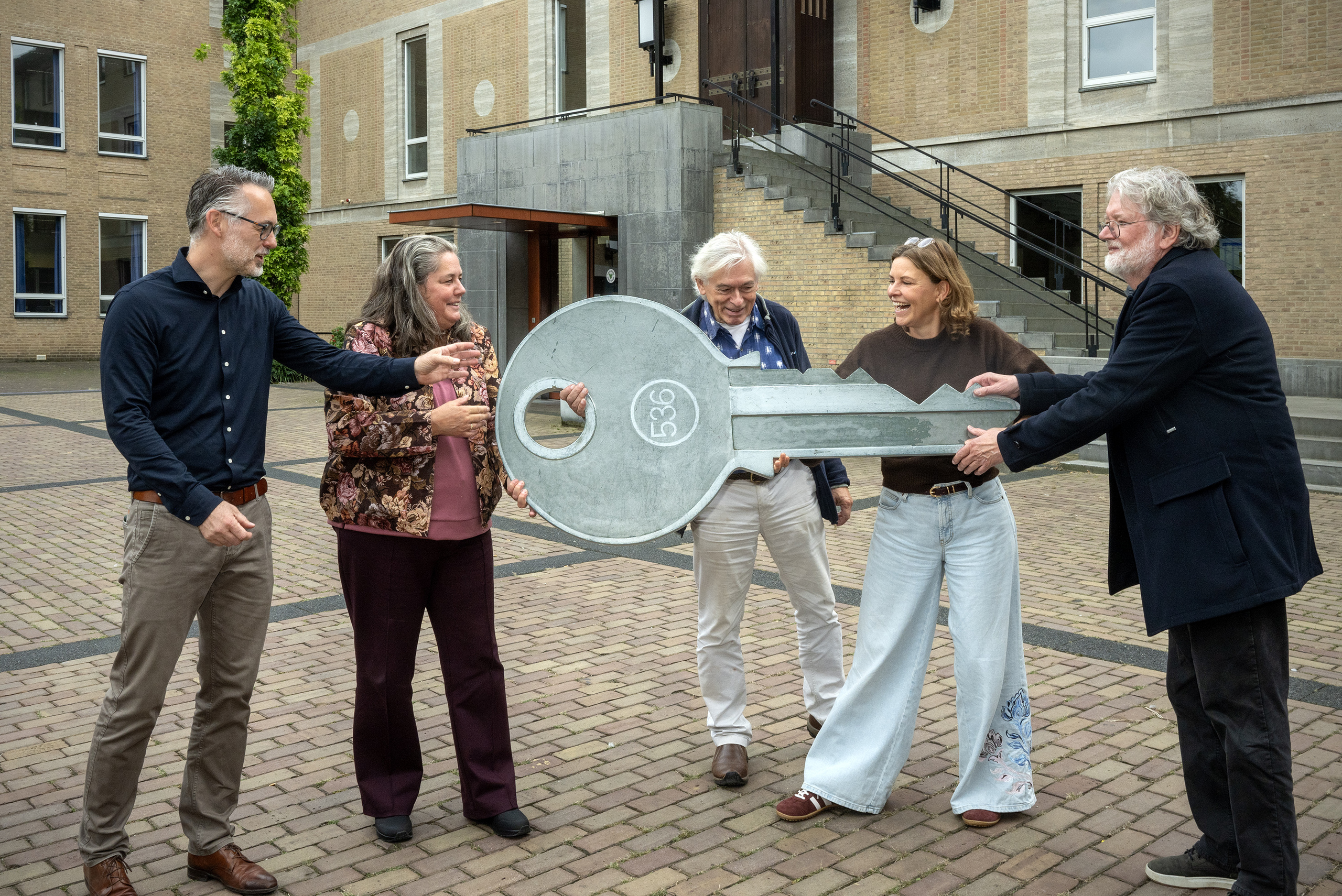 Sleutels gemeentehuis overgedragen aan Renkumse Atelier Stichting