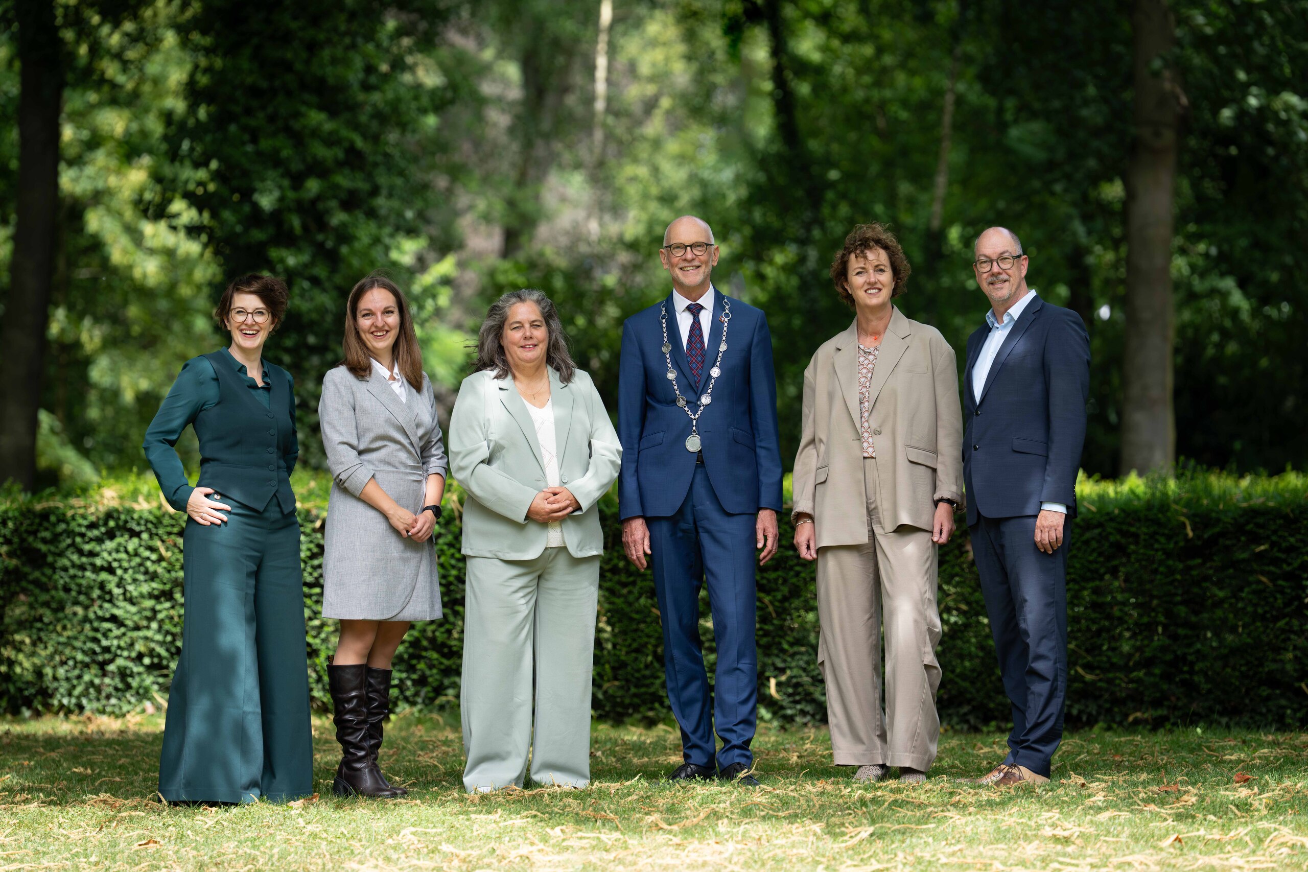Van links naar rechts: wethouders Eveline Vink, Dorien Firet, Francisca de Martelaere, burgemeester Marcel Fränzel, wethouder Steffenie Pape, Marcel Wagener (gemeentesecretaris)