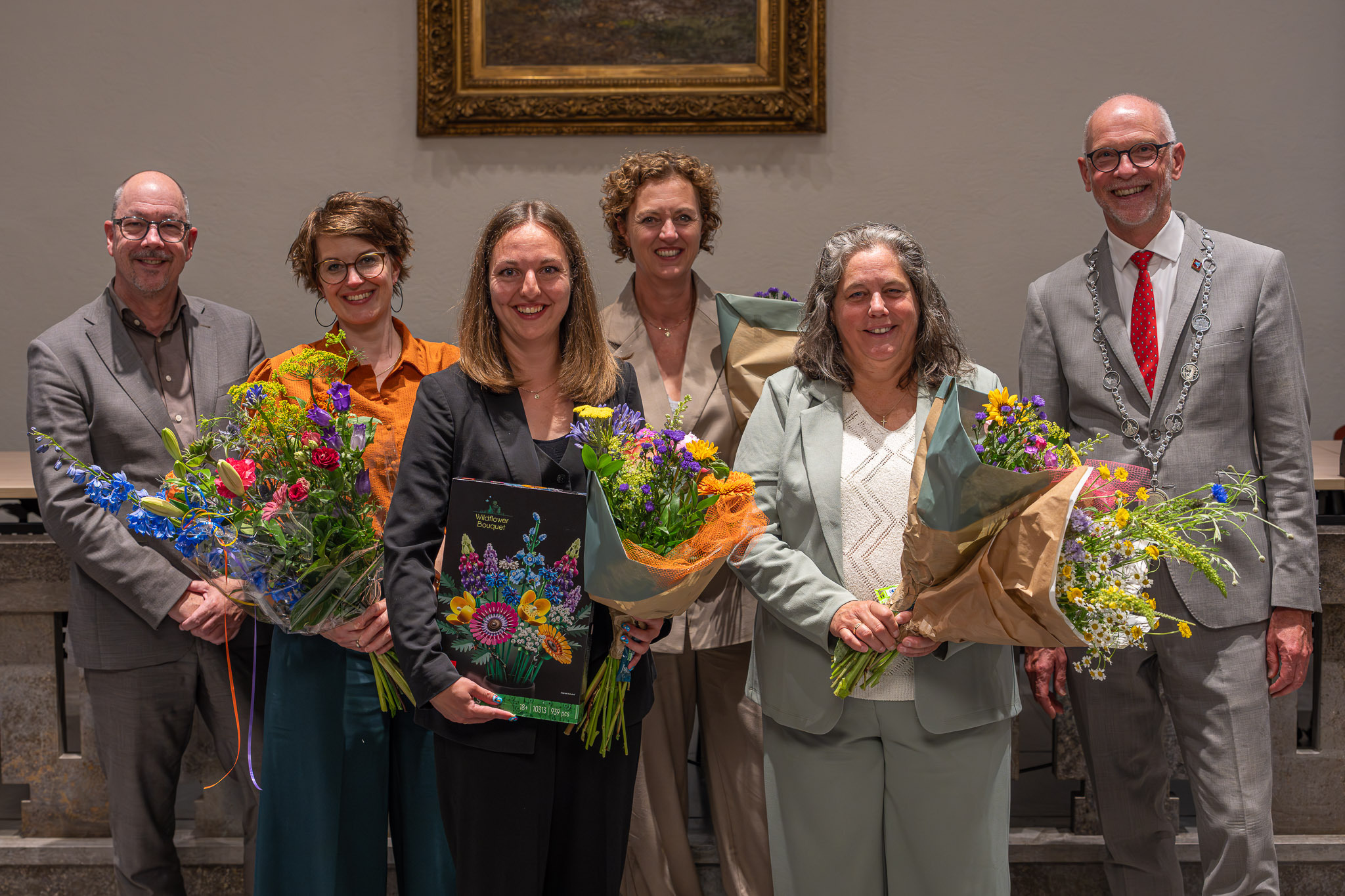 Van links naar rechts: Marcel Wagener (gemeentesecretaris), wethouders Eveline Vink, Dorien Firet, Steffenie Pape, Francisca de Martelaere. burgemeester Marcel Fränzel