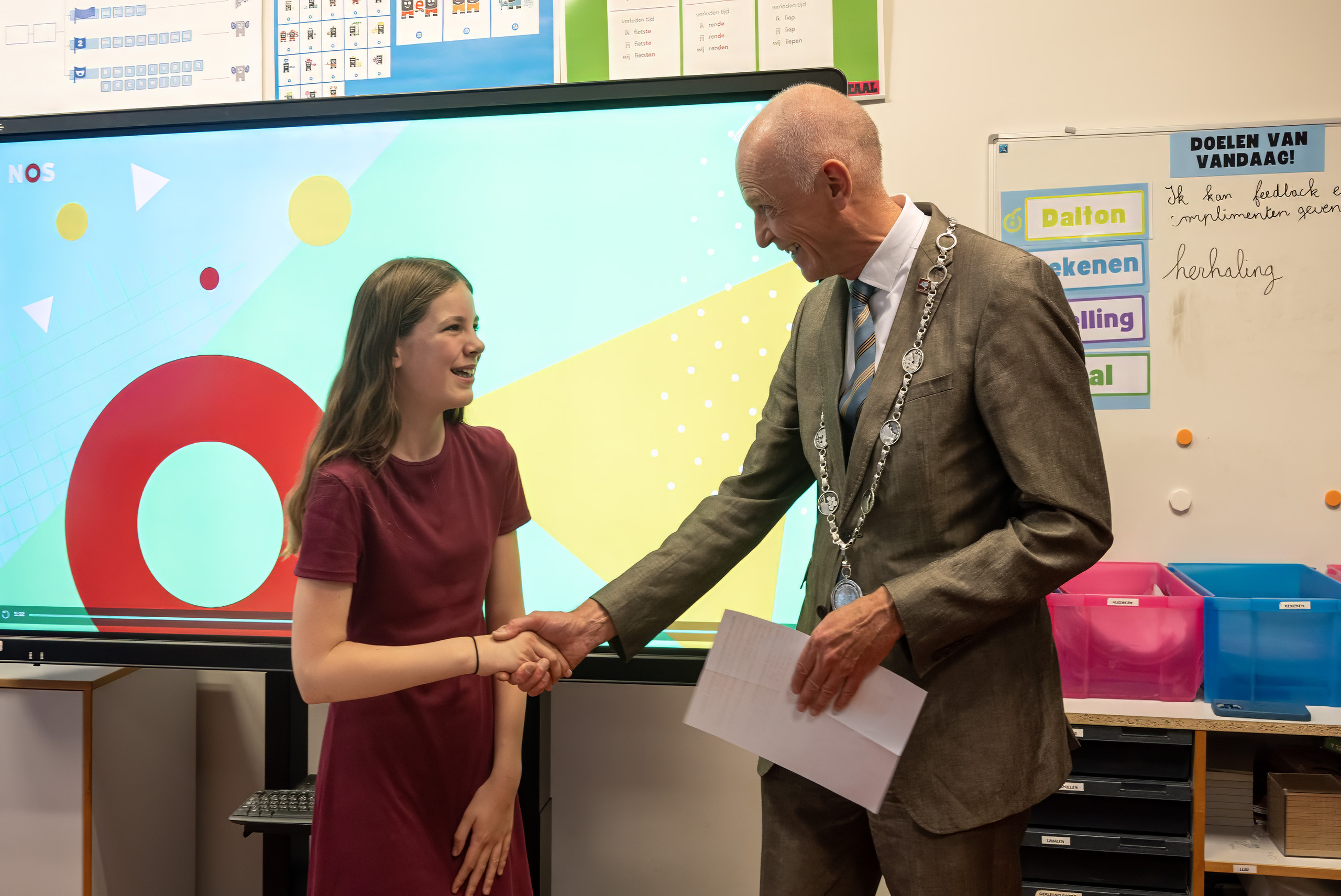 Burgemeester Marcel Franzel feliciteert Eva Feenstra.