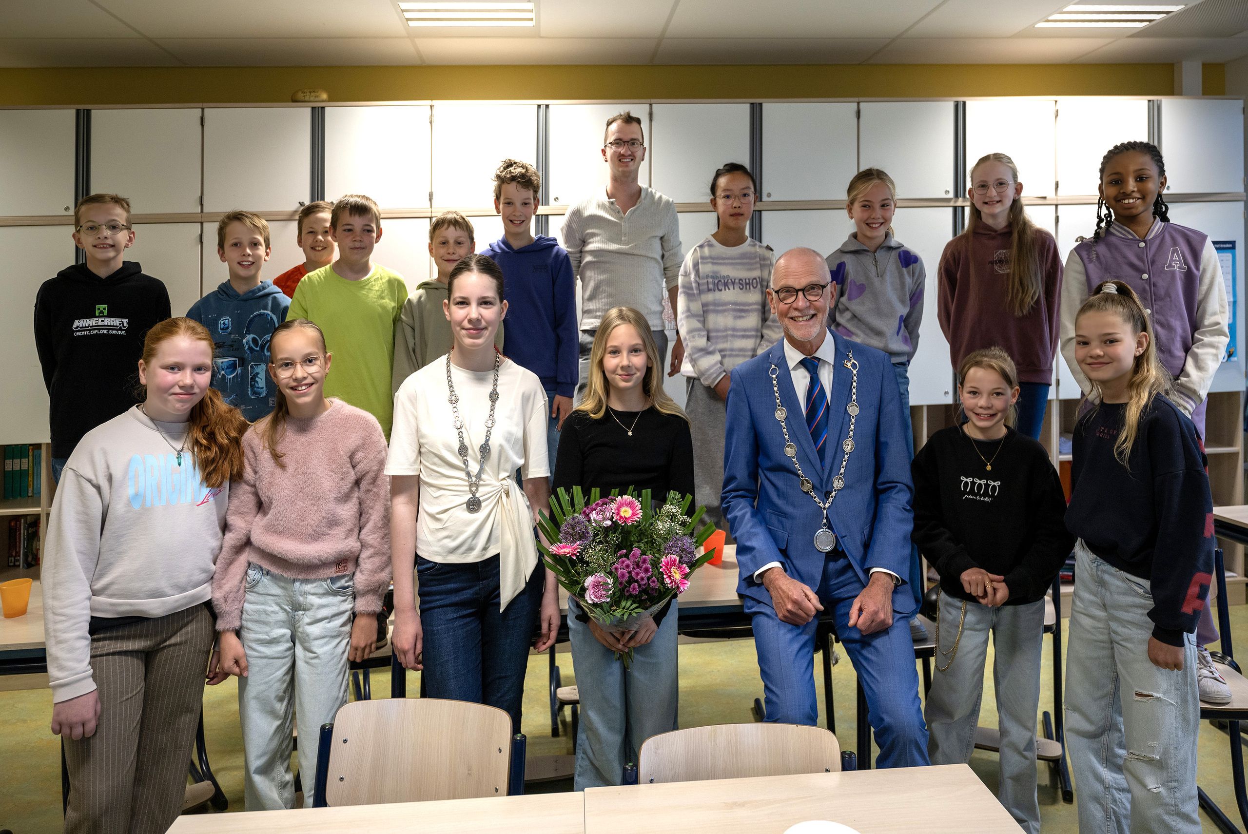 Op de voorste rij staan kinderburgemeester Eva Feenstra, de nieuwe kinderburgemeester Pippi Keijzer, daarnaast burgemeester Marcel Fränzel, samen met groep 7 van de Keijenberg in Renkum, fotograaf: Berry de Reus