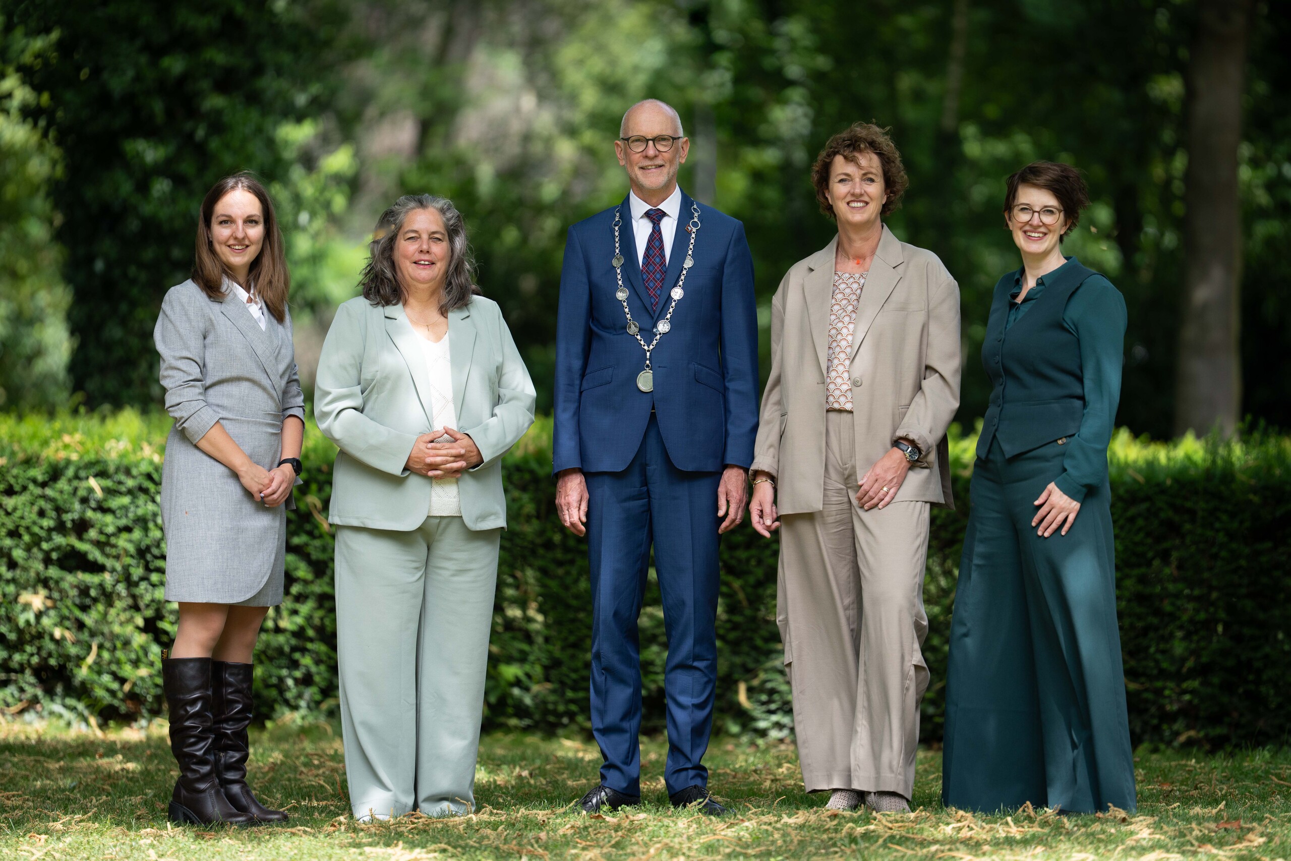 Van links naar rechts: wethouders Dorien Firet, Francisca de Martelaere, burgemeester Marcel Fränzel, wethouders Steffenie Pape, Eveline Vink