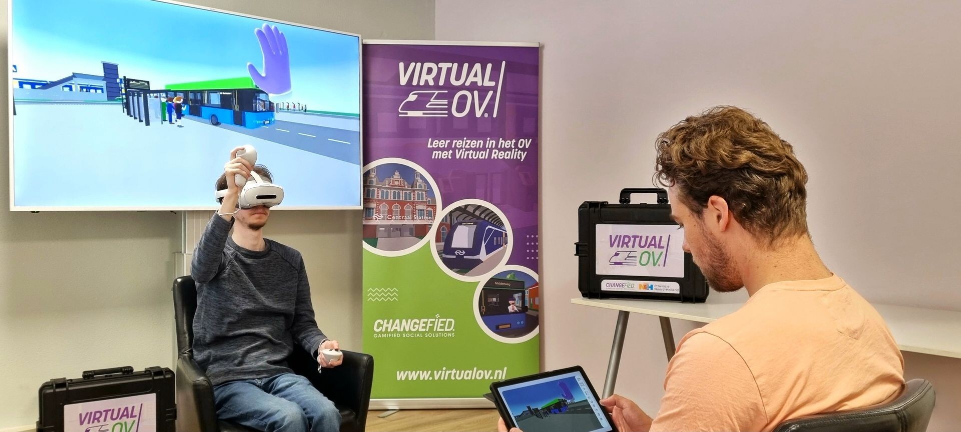 Man met vr bril op