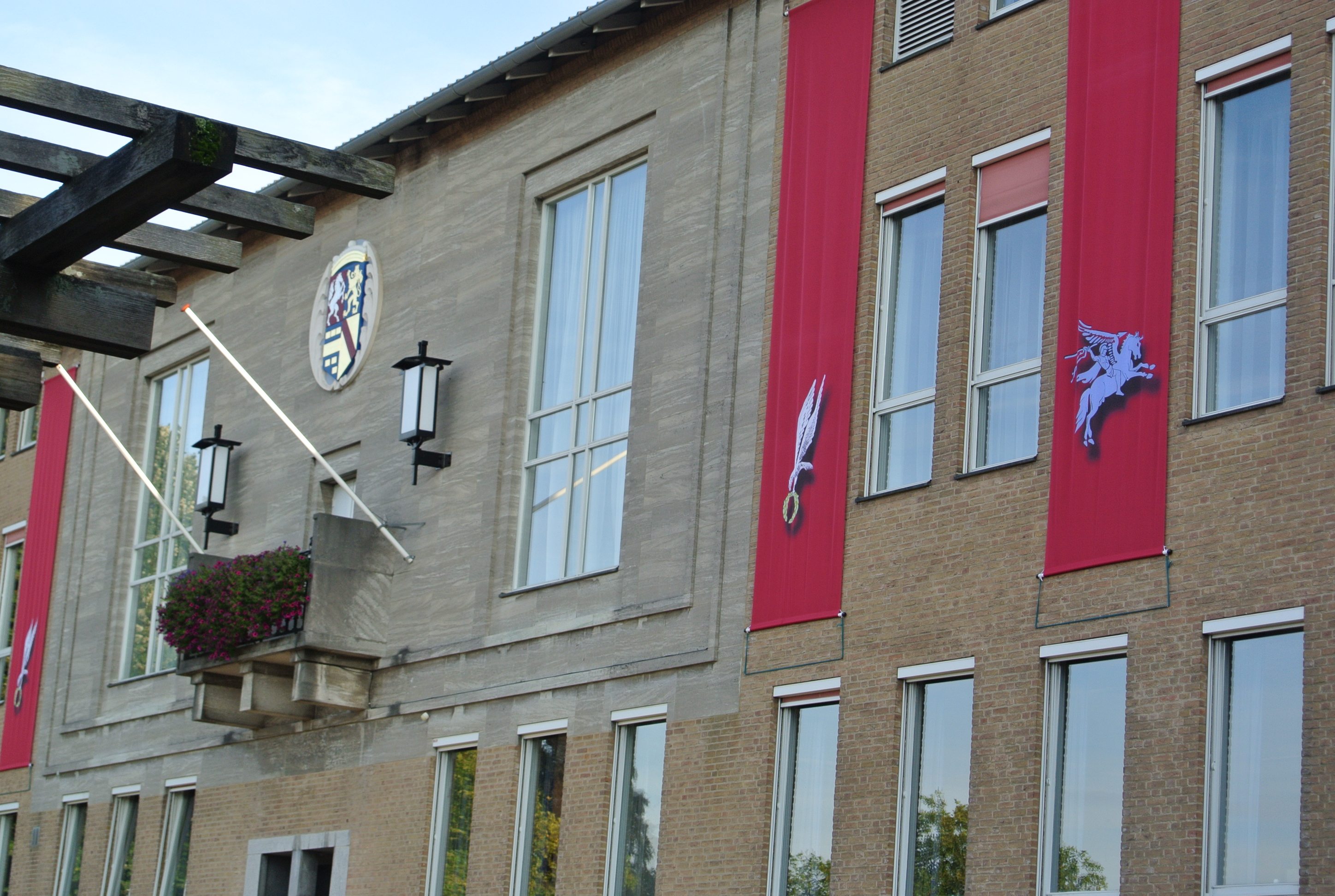 Gemeentehuis met Airborne banieren